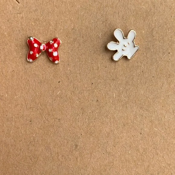 Brand new adorable delicate Minnie Mouse inspired asymmetrical stud earrings - Picture 3 of 4
